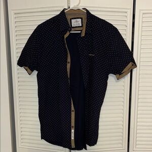 Casual Short-Sleeve Button-Down Shirt in Black with Tan Trim
